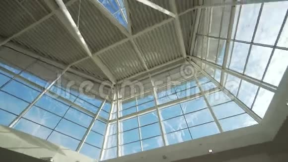 具有玻璃窗和屋顶的现代建筑视频的预览图