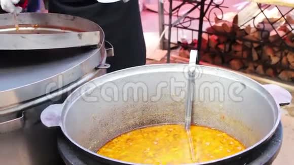 一大碗热汤是为人们街上的食物快餐街上的小吃美味可口的视频的预览图