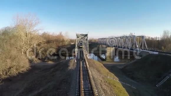 火车经过大桥视频的预览图
