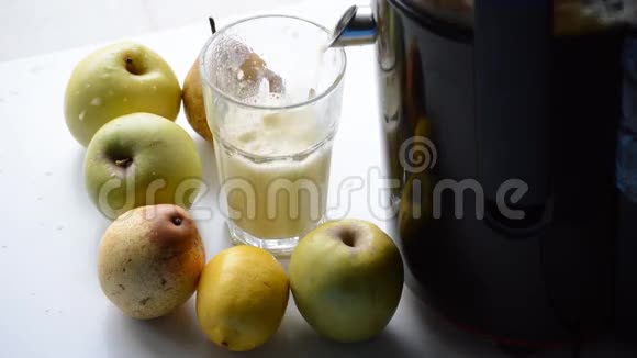 苹果汁挤入杯中视频的预览图
