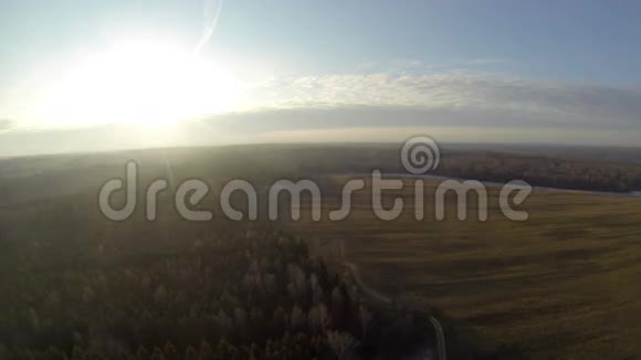 从绿地上的气球俯瞰壮丽景色视频的预览图