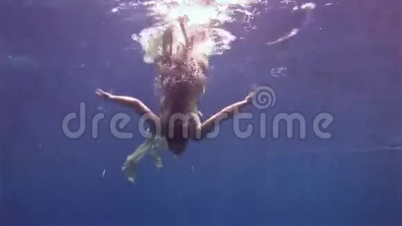 水下模型自由潜水员在红海的干净透明的蓝色水中游泳视频的预览图