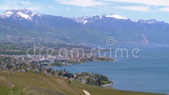 有瑞士阿尔卑斯山日内瓦湖和葡萄园的蒙特勒城景观瑞士视频的预览图