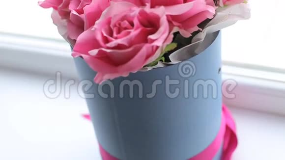 在石板背景下放置粉色玫瑰和精美包装的礼物视频的预览图