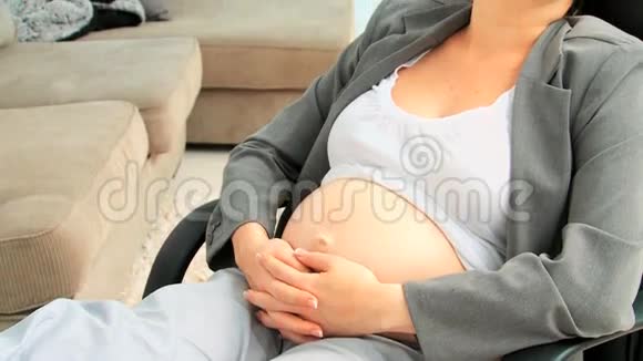 放松的孕妇打盹视频的预览图