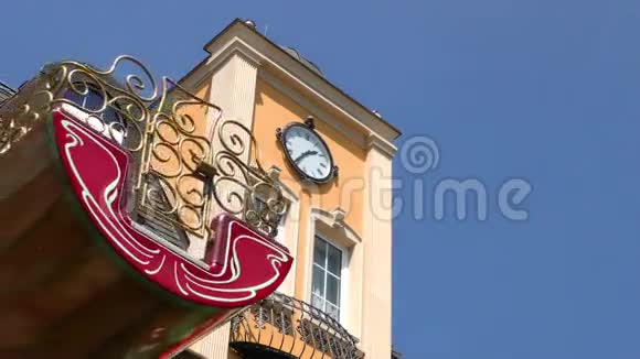 摩天轮和带时钟的老房子视频的预览图