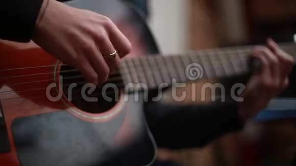 一个演奏6弦声吉他的人视频的预览图