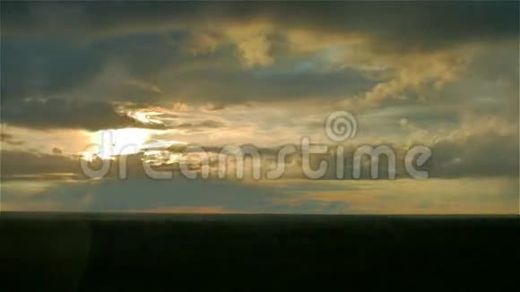 太阳躲在夏季绿色森林的暴雨云后面空中时间点视频的预览图