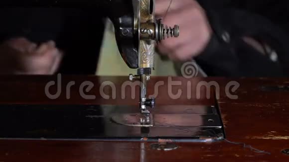 裁缝缝在缝纫机上慢动作视频的预览图