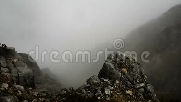 秋天雾蒙的群山中岩石地形的运动视频的预览图