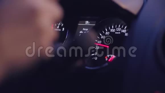 移动汽车里的仪表板视频的预览图