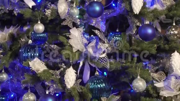 圣诞树上装饰着明亮的蓝色花环和玩具用蓝色玩具装饰的杉树一棵漂亮的大冷杉视频的预览图