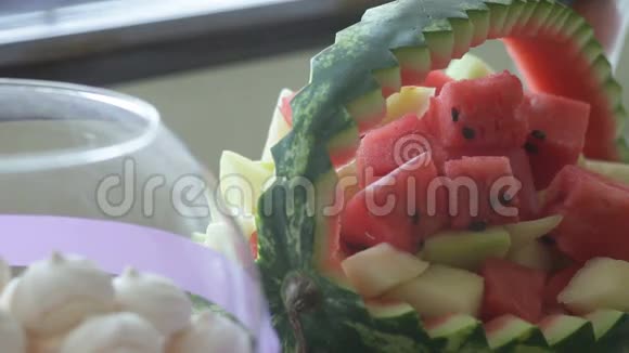 节日期间装饰的水果自助餐视频的预览图