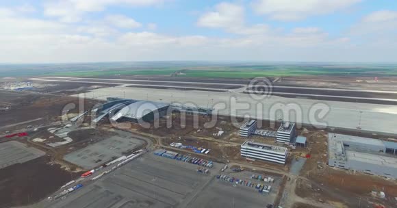 机场及周边区域机场吊架及周边区域的鸟瞰图高空鸟瞰图视频的预览图