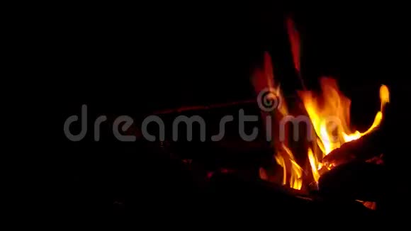 在夜间开火背景视频的预览图