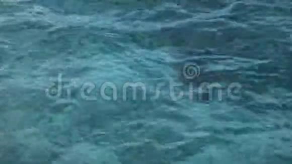 粗糙的海洋各种方向的波动视频的预览图