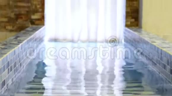 游泳池入口瓷砖下楼梯水通道视频的预览图