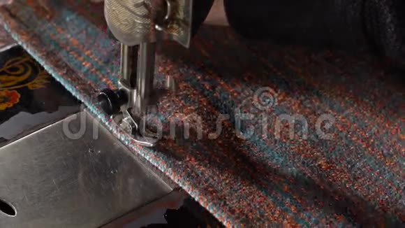 裁缝缝在缝纫机上慢动作视频的预览图
