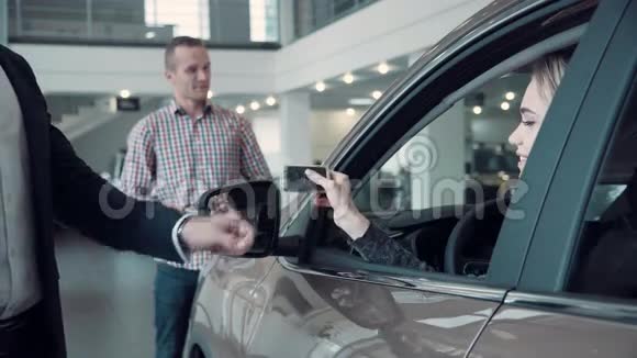 销售经理给客户汽车钥匙视频的预览图
