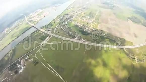 专业跳伞运动员在空中飞行极限运动晴天航班视频的预览图