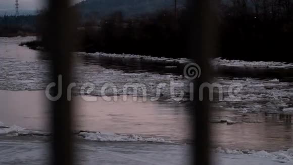 河上的冰漂视频的预览图