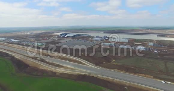机场及周边区域机场吊架及周边区域的鸟瞰图高空鸟瞰图视频的预览图