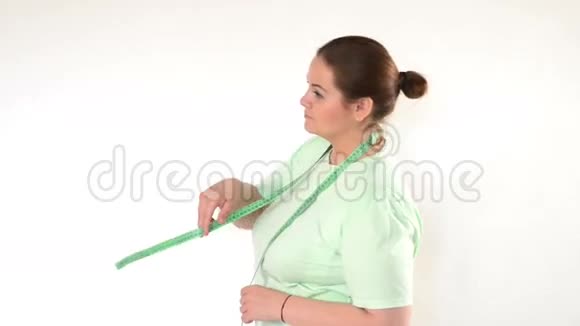 一个胖女人在脖子上缠着一条测量带视频的预览图