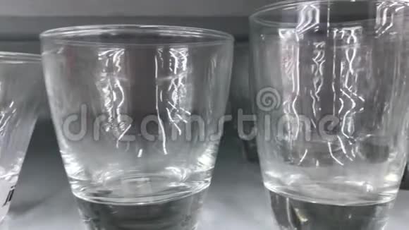 玻璃器皿宏观关闭空杯的边缘为准备倒入的起泡葡萄酒酒杯视频的预览图