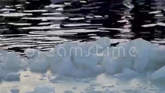 冰水冬湖视频的预览图
