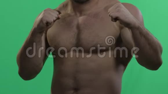 绿色屏幕上的MMA战斗机绿色屏幕上的肌肉男绿色背景男子打手势视频的预览图