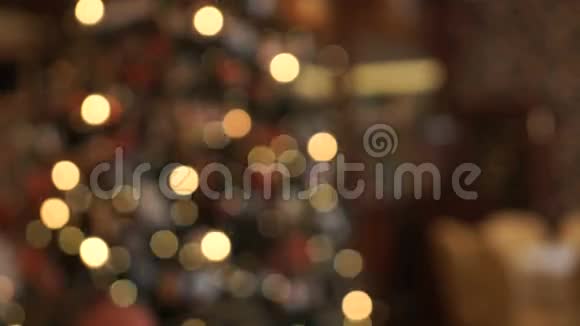 挂在圣诞树上的花环闪闪发光博克赫视频的预览图