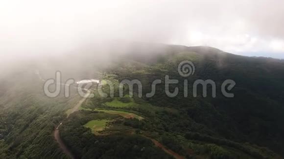 飞越葡萄牙马德拉山和森林的云层视频的预览图