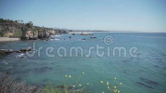 加州皮斯莫海滩崎岖海岸的开阔视野视频的预览图