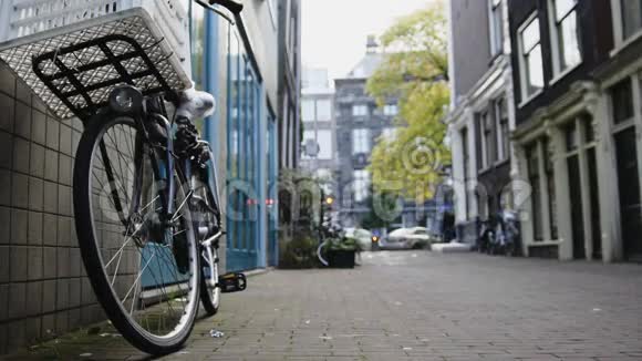 阿姆斯特丹阳光明媚的欧洲秋天站在院子里看自行车视频的预览图