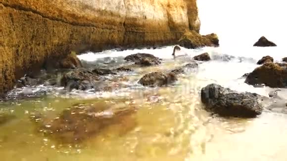 拉瓜洞穴海岸和海滩景观阿尔加维葡萄牙4K视频的预览图