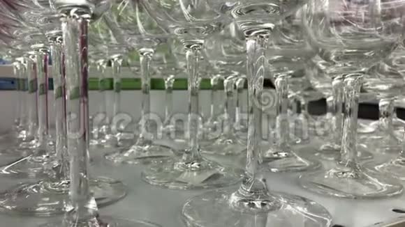 玻璃器皿宏观关闭空杯的边缘为准备倒入的起泡葡萄酒酒杯视频的预览图