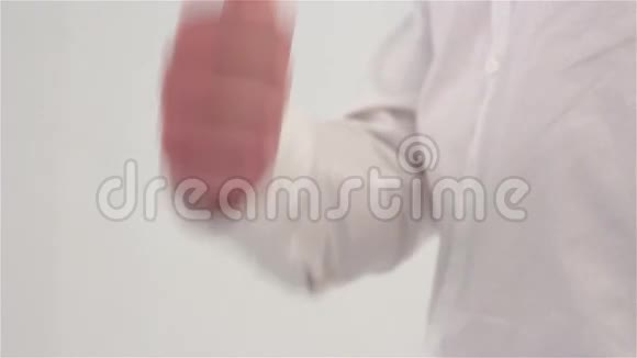 在白色背景上竖起大拇指视频的预览图