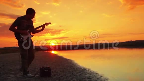 日落时分一个男人弹电吉他摇滚视频的预览图