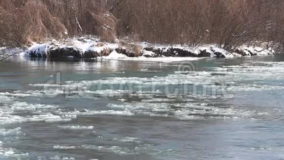 冰冻的冰河在春天融化冰片流动春天的时候冰在河上漂浮全球变暖视频的预览图