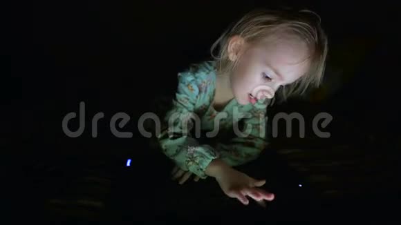 一个金发女孩在黑暗的房间里工作视频的预览图