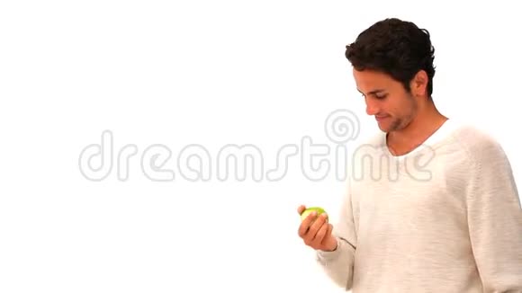 吃苹果的达克汗人视频的预览图