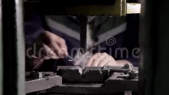 金属紧固件成型压力机的特写视频的预览图