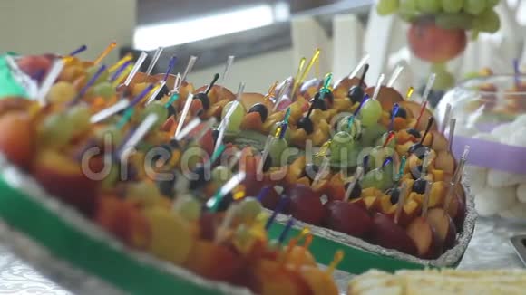 节日期间装饰的水果自助餐视频的预览图