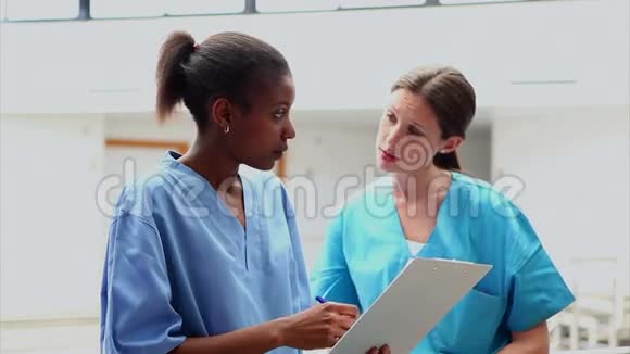 护士看医疗图表视频的预览图