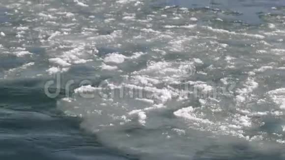 冰冻的冰河在春天融化冰片流动春天的时候冰在河上漂浮全球变暖视频的预览图