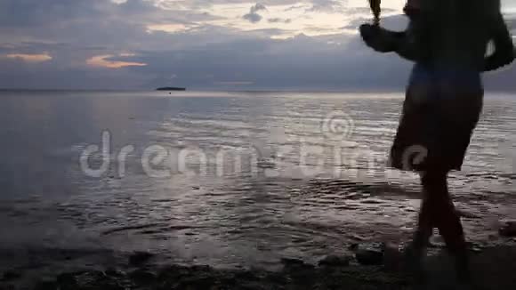 在海滩上玩玩具船的女Yuong视频的预览图