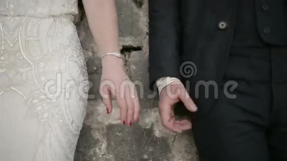 成年男女手握石墙背景视频的预览图