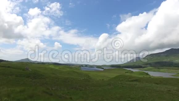 爱尔兰康奈马拉的湖景或河流视频的预览图