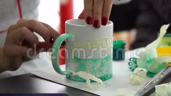 陶瓷杯的装饰过程视频的预览图