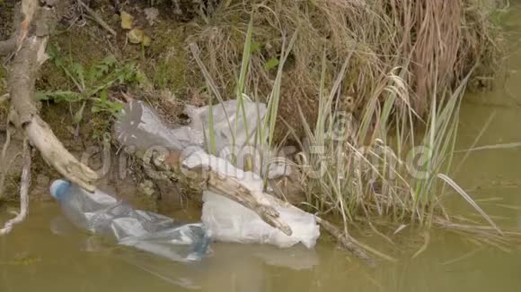 塑料在水中的污染垃圾收集环保塑料瓶等视频的预览图
